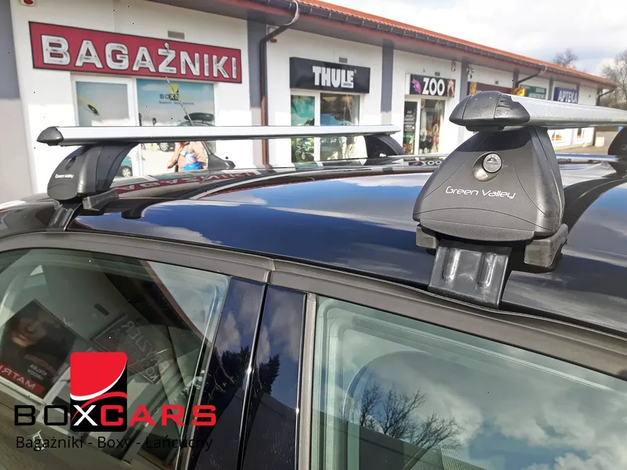 Zbliżenie stopy i mocowania Green Valley za krawędź dachu Citroëna C3