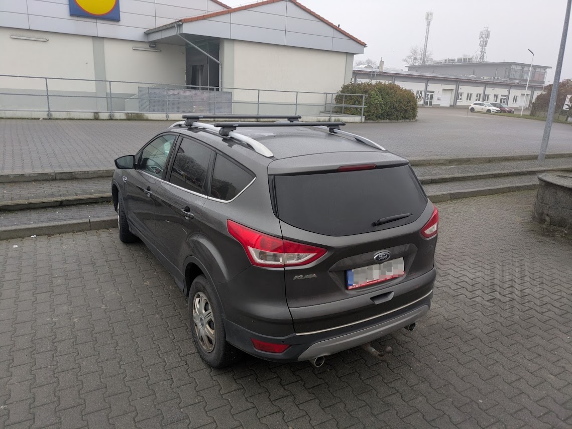 Montaż bagażnika dachowego Hakr Aero Black Ford Kuga 2013-2019 z relingami