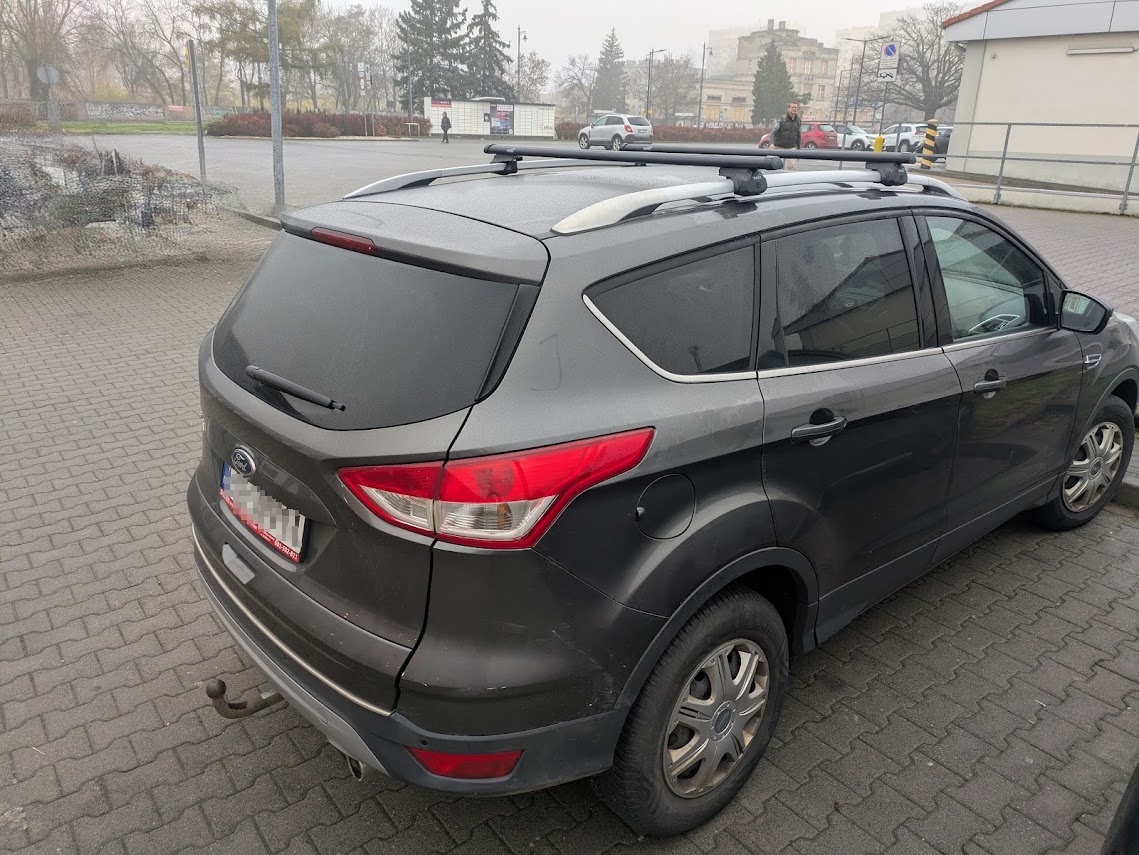 Aluminiowy bagażnik Hakr Aero zamontowany na Ford Kuga 2013-2019