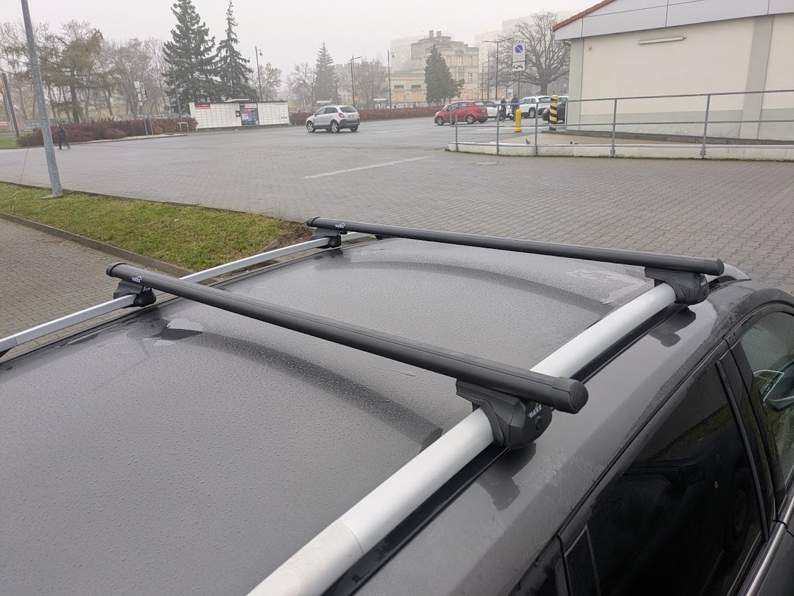 Belki aluminiowe Hakr Aero Black na dachu Ford Kuga z relingami 2013-2019