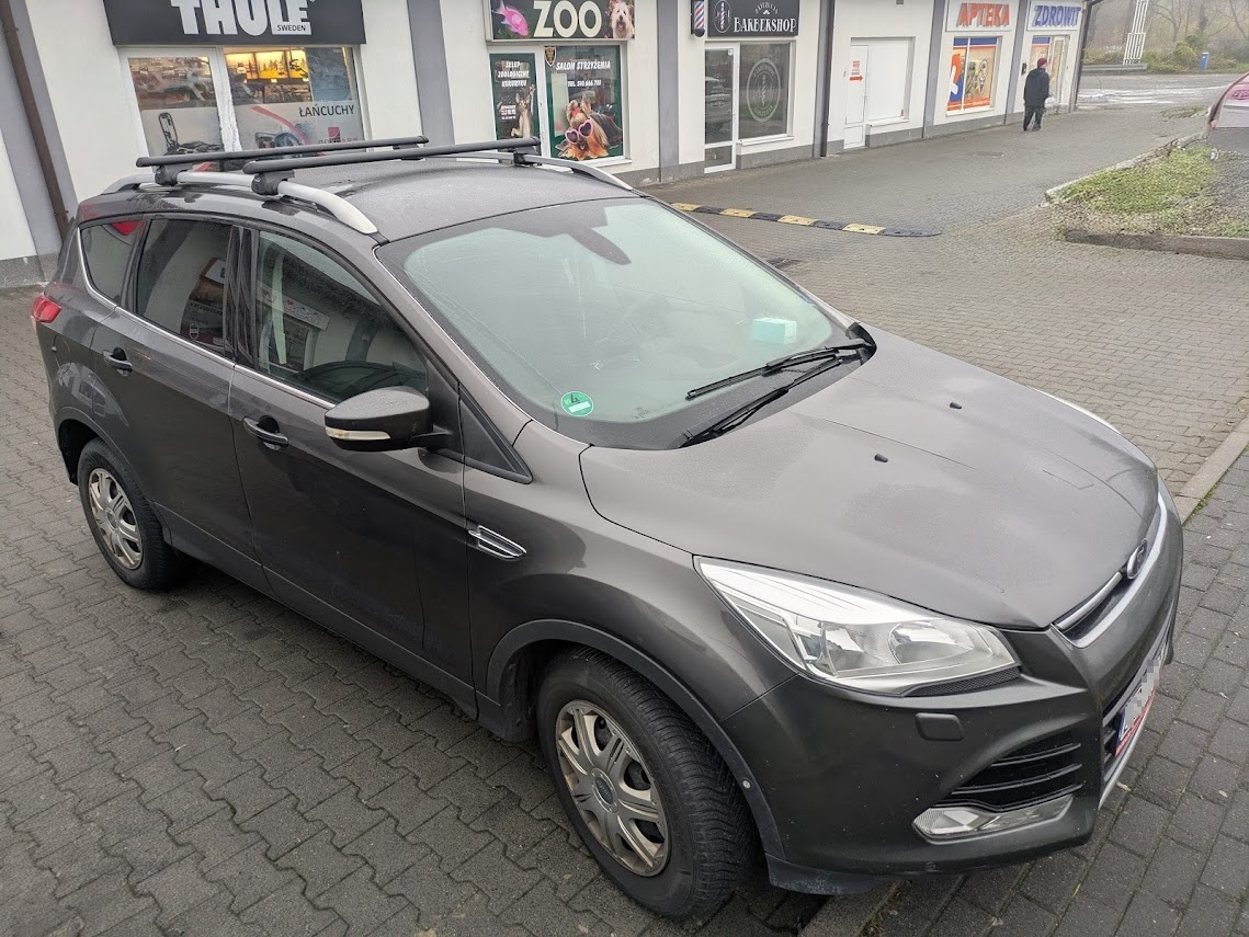 Bagażnik dachowy Hakr Aero podczas montażu na Ford Kuga
