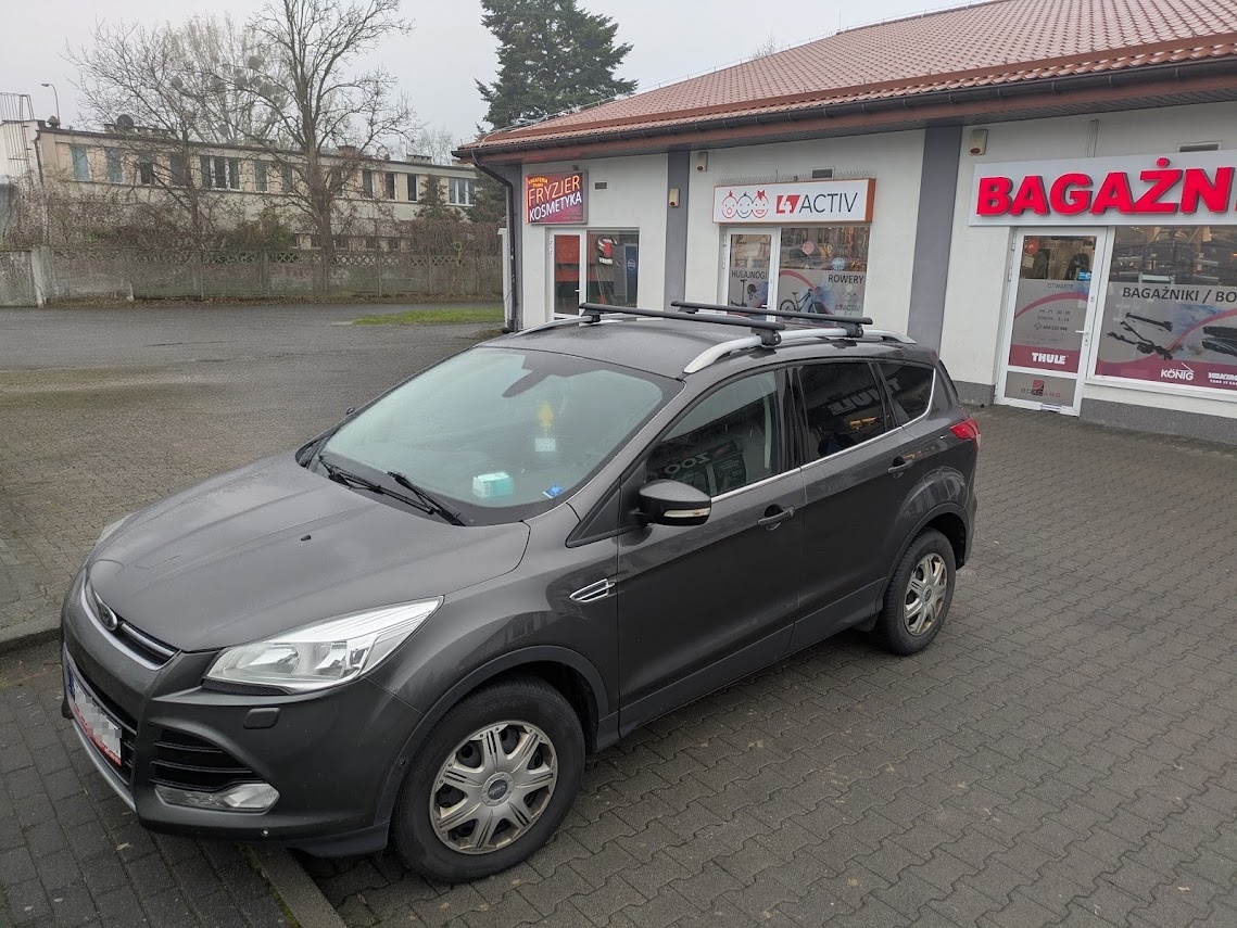 Szczegóły mocowania bagażnika Hakr Aero Black na relingach Ford Kuga