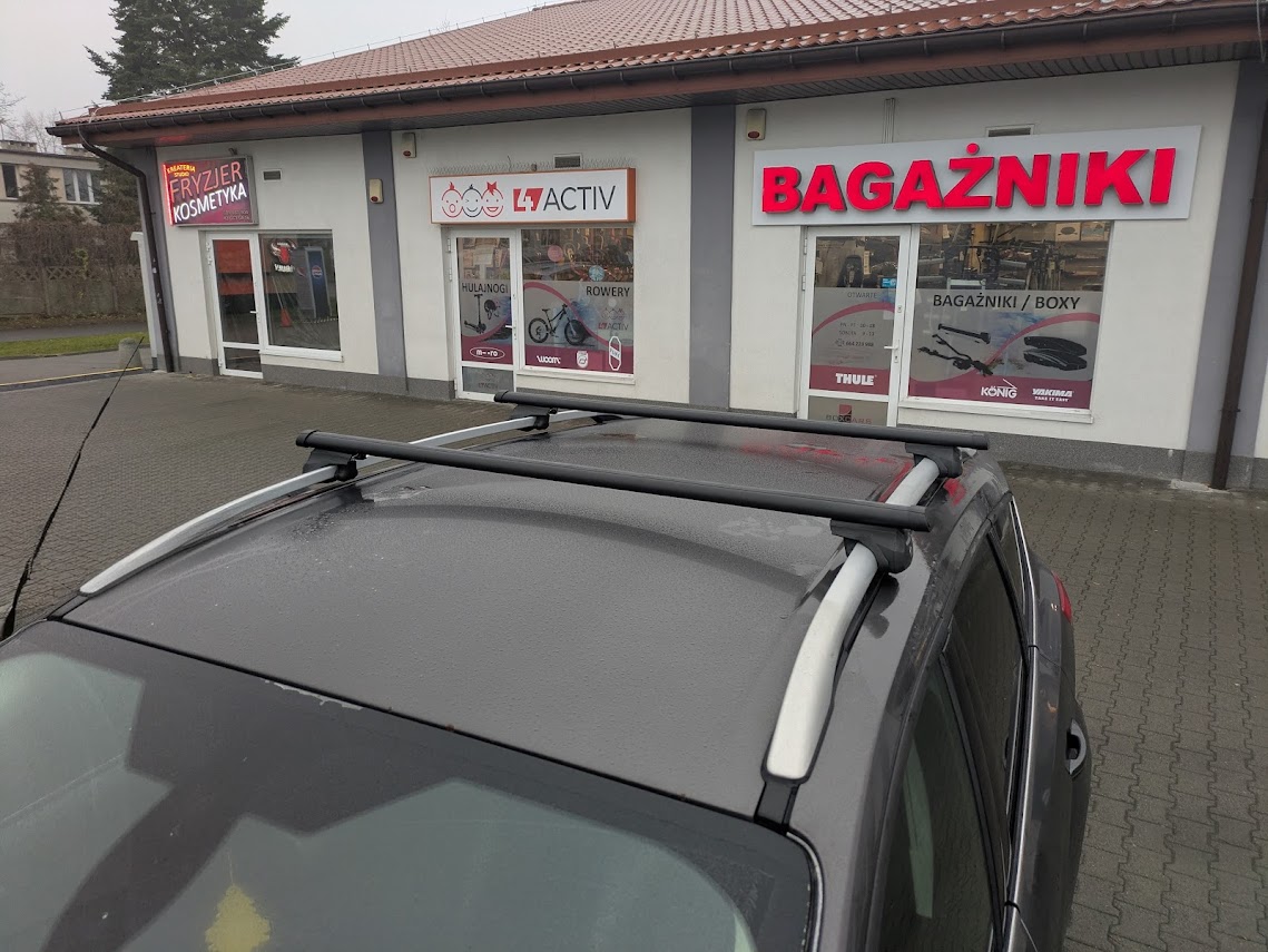 Zbliżenie na belkę aluminiową Hakr Aero Black na Ford Kuga