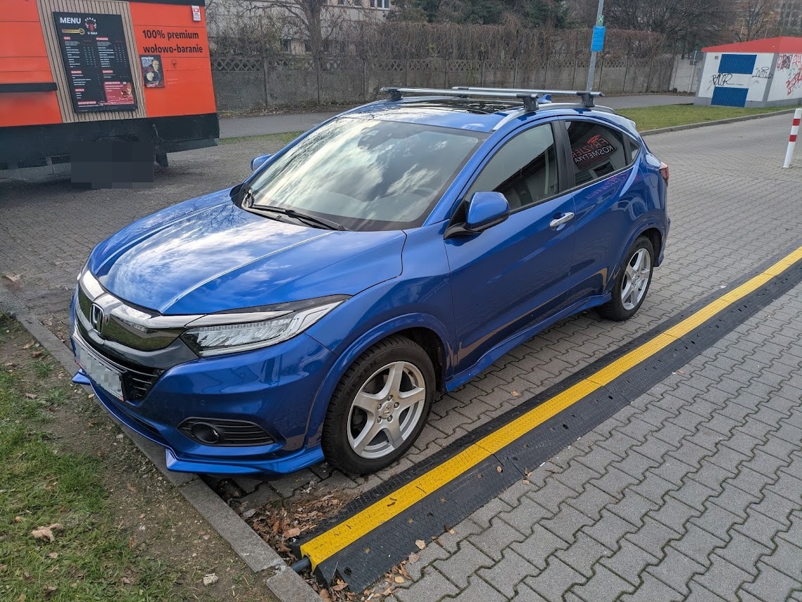 Zamontowany bagażnik dachowy Aguri Runner na Honda HR-V ? widok z tyłu