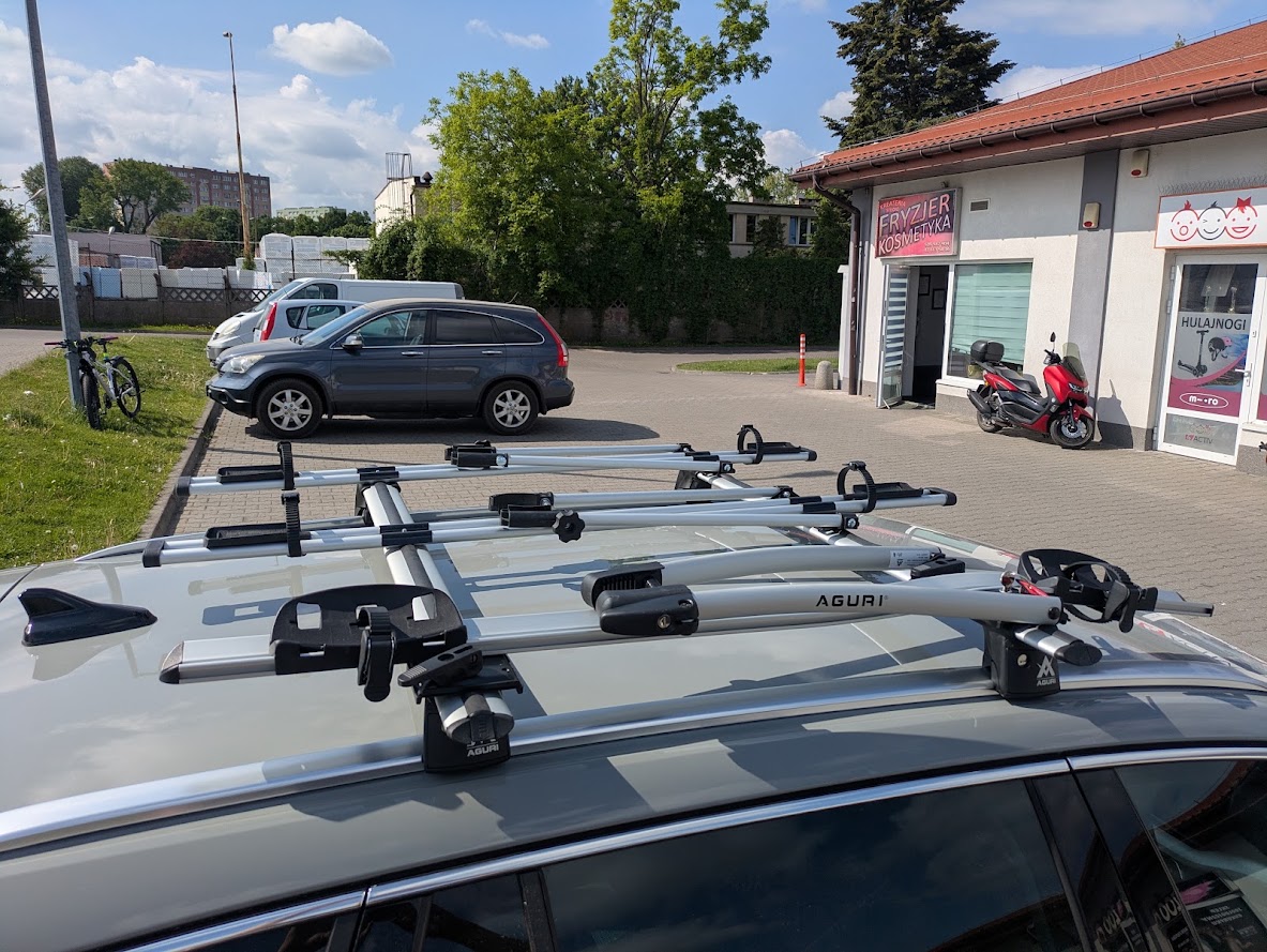 Montaż uchwytów rowerowych na bagażniku dachowym Aguri Runner w Skodzie Octavia IV