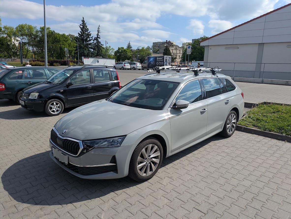 Skoda Octavia IV Kombi z relingami zintegrowanymi oraz bagażnikiem dachowym Aguri Runner