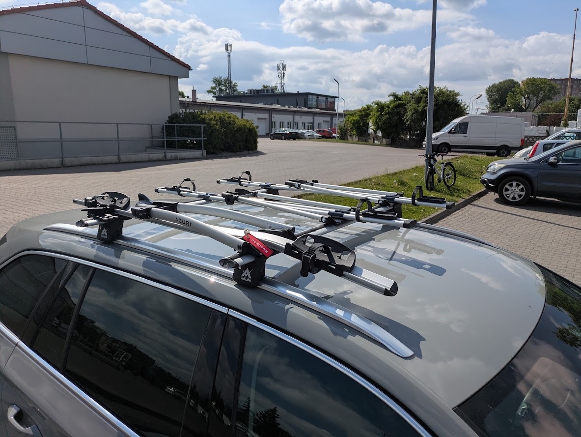 Rodzinny zestaw Aguri Runner i Aguri Acuda 3 do przewozu trzech rowerów w Skodzie Octavia IV Kombi