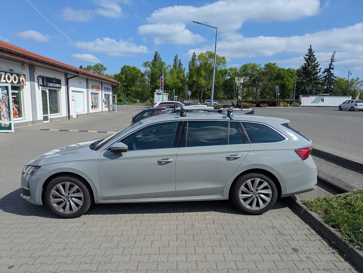 Bagażnik dachowy Aguri Runner zamontowany w Skodzie Octavia IV Kombi z relingami zintegrowanymi