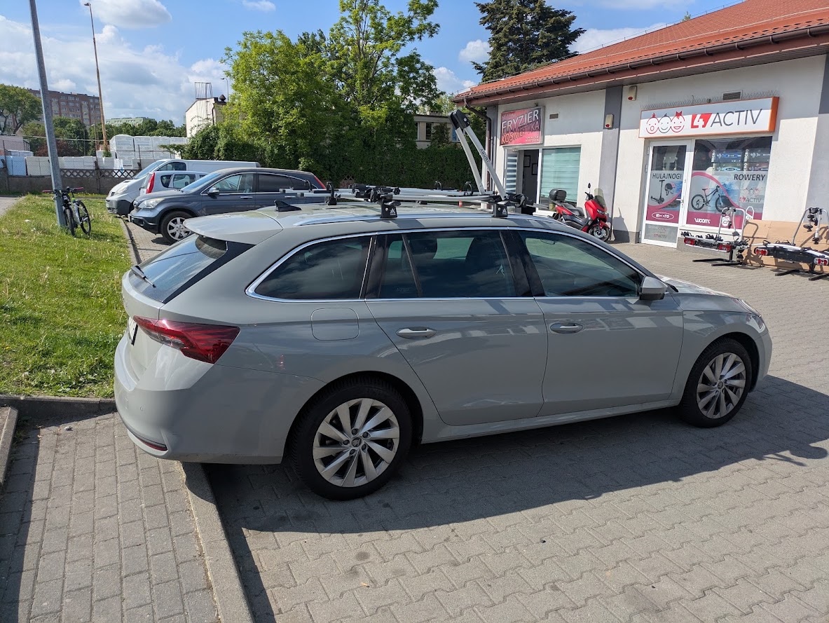 Bagażnik dachowy Aguri Runner przygotowany do przewozu trzech rowerów