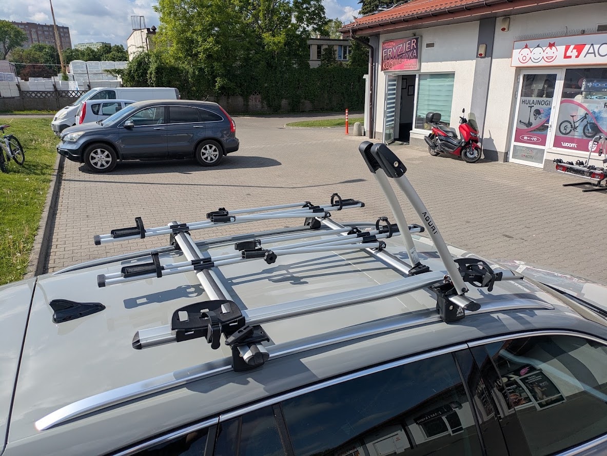 Uchwyt rowerowy Aguri Acuda 3 zamontowany na aluminiowej belce Aguri Runner