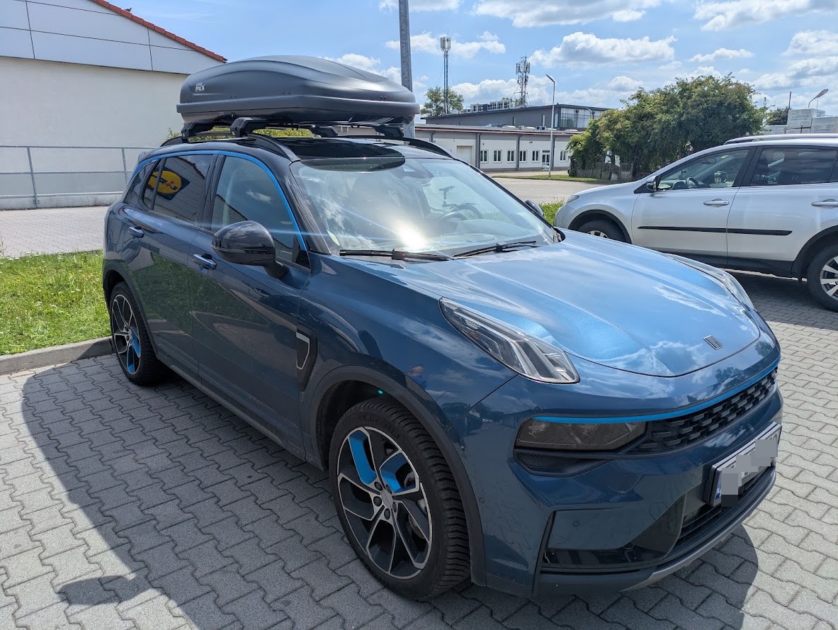 Lynk & Co 01 z bagażnikiem Mont Blanc Xplore i boxem Traxer 6.6 ? ujęcie z przodu pod kątem