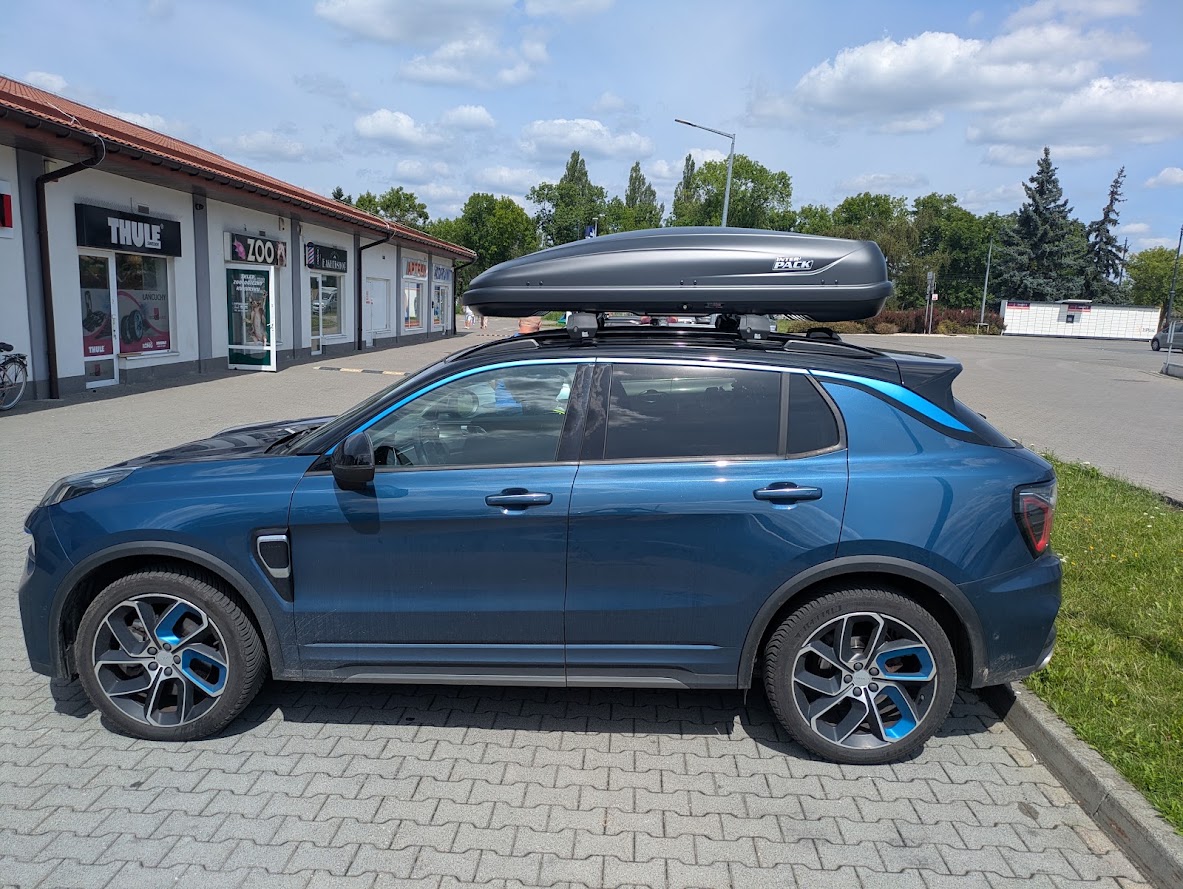 Boczny profil Lynk & Co 01 z boxem Traxer 6.6 na belkach Xplore