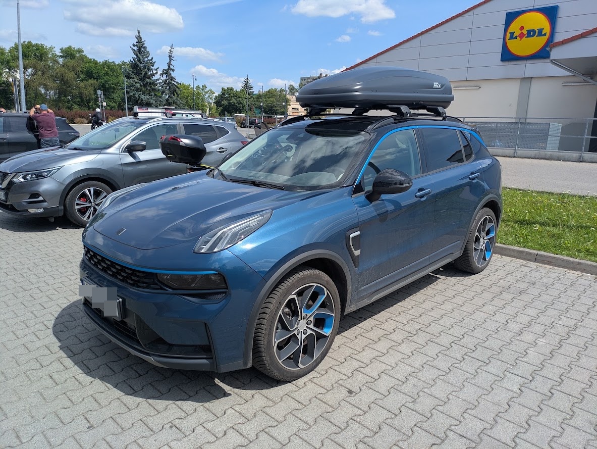 Lynk & Co 01 z boxem Inter Pack Traxer 6.6 ? widok z przeciwnego przedniego narożnika