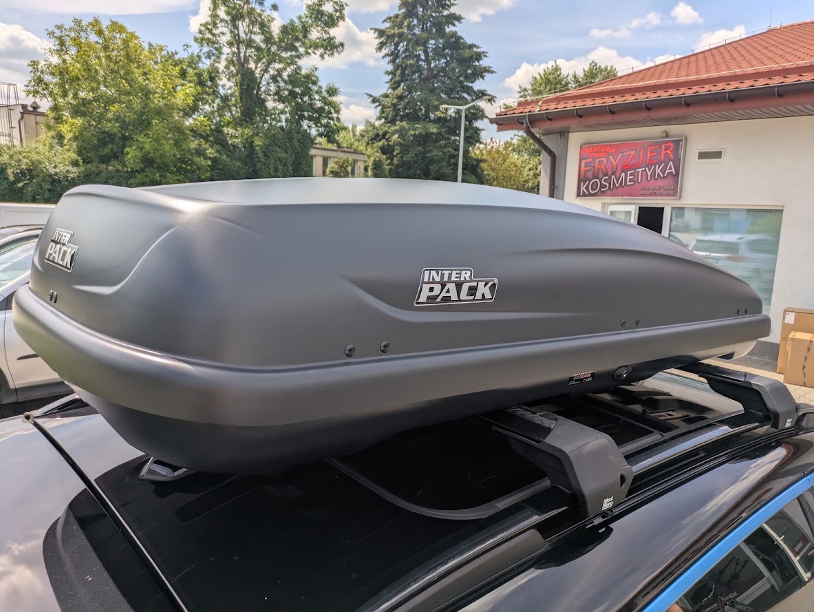 Box dachowy Inter Pack Traxer 6.6 i belki Mont Blanc Xplore na dachu Lynk & Co 01 ? zbliżenie