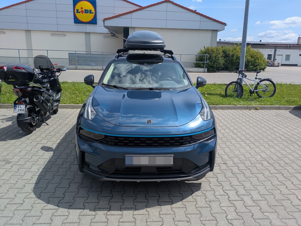 Lynk & Co 01 i box Inter Pack Traxer 6.6 widoczne od przodu