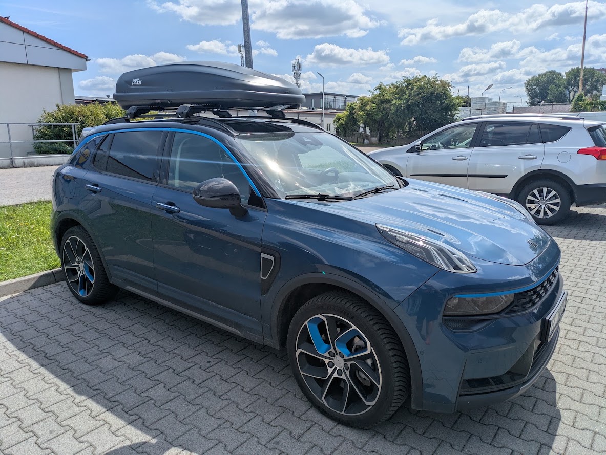 Box Traxer 6.6 na niebieskim Lynk & Co 01 ? widok z przedniego narożnika