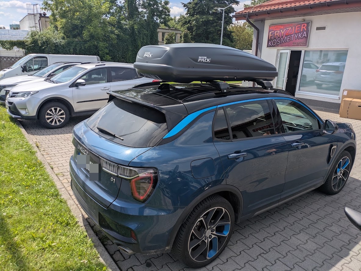 Lynk & Co 01 z zamontowanym boxem Inter Pack Traxer 6.6 ? widok z tylnego narożnika