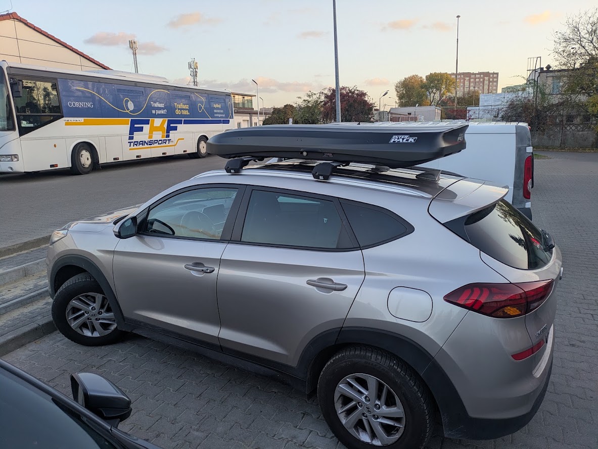 Hyundai Tucson z zamontowanym boxem Skugga L 660 ? widok z lewej strony