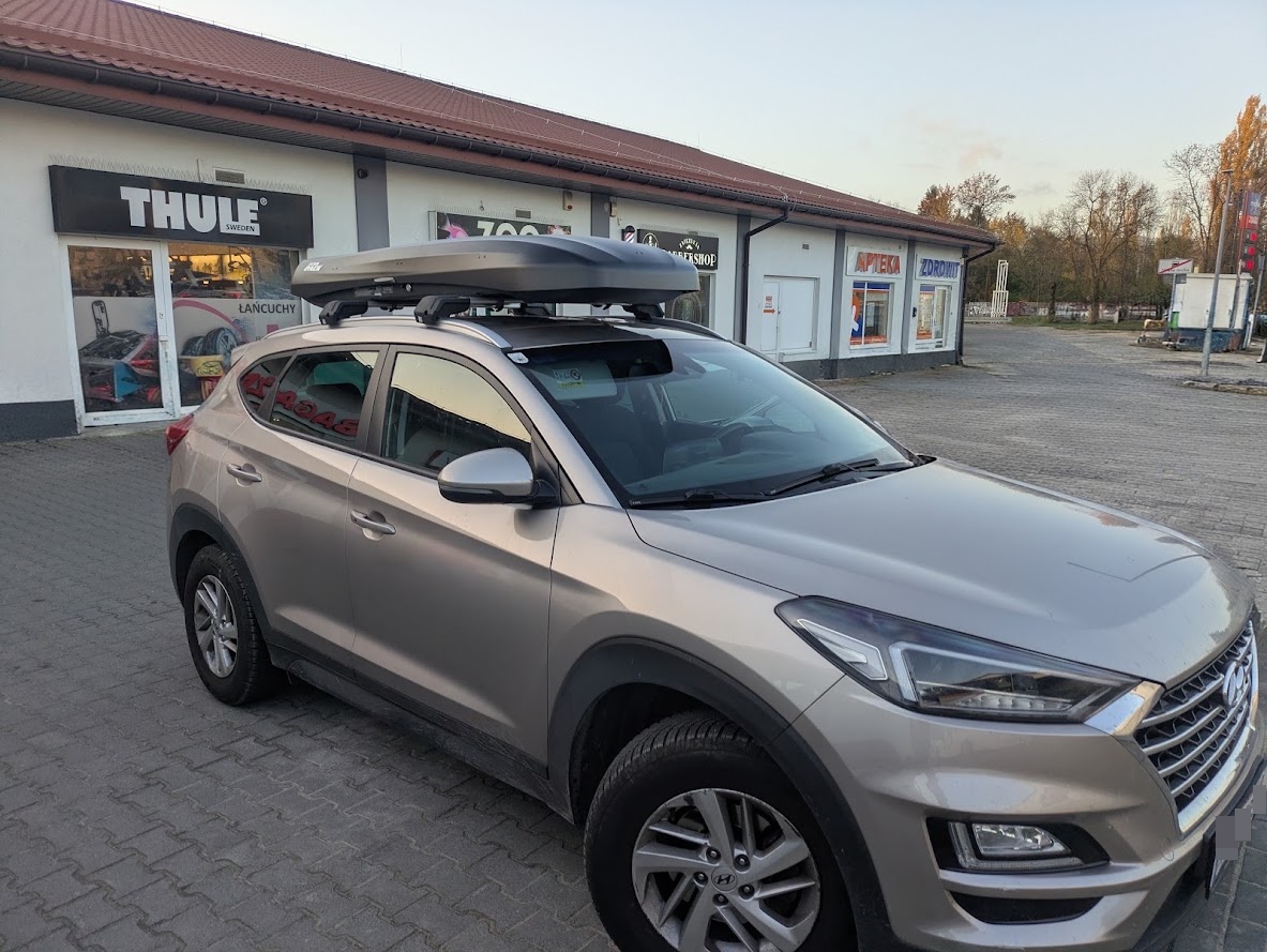 Hyundai Tucson 2015?2021 z boxem Inter Pack Skugga L 660 i belkami Mont Blanc Xplore ? widok z przodu