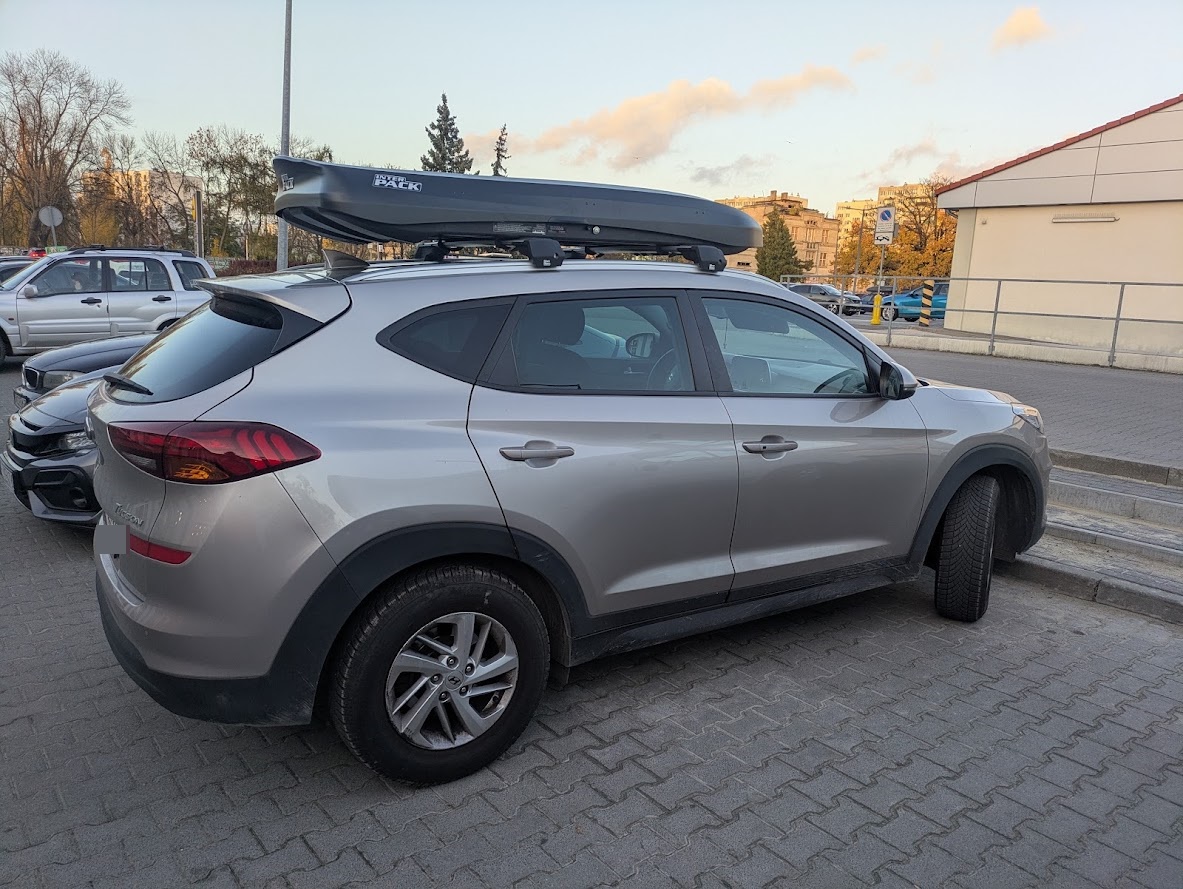 Inter Pack Skugga L 660 na Hyundai Tucson ? widok z prawej strony i z tyłu
