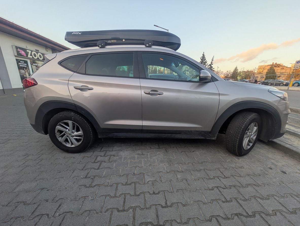 Hyundai Tucson z niskim boxem Skugga L 660 czarny mat ? widok z boku
