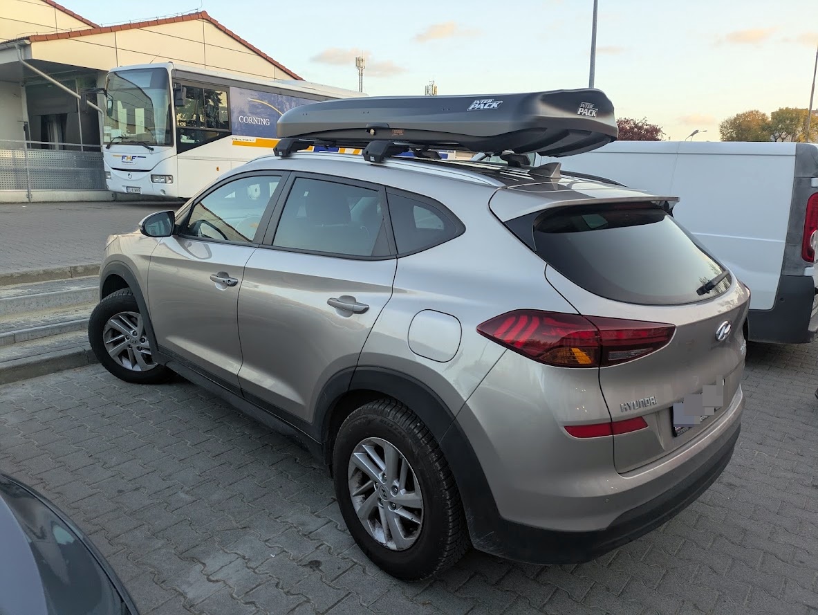 Hyundai Tucson z boxem dachowym Inter Pack Skugga L 660 ? lewy tylny narożnik
