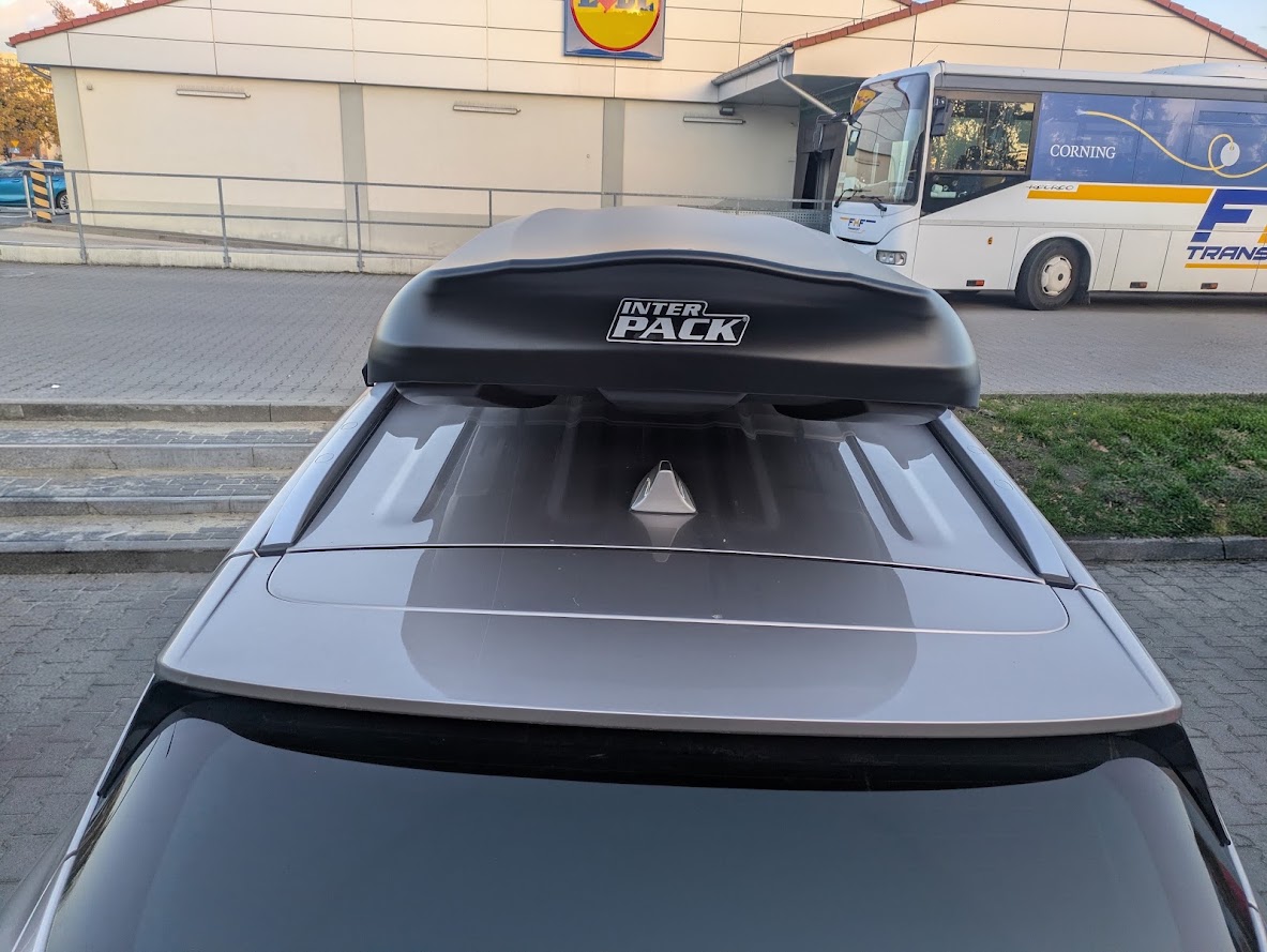 Box Inter Pack Skugga L 660 na dachu Tucsona ? widok od tyłu ponad klapą bagażnika