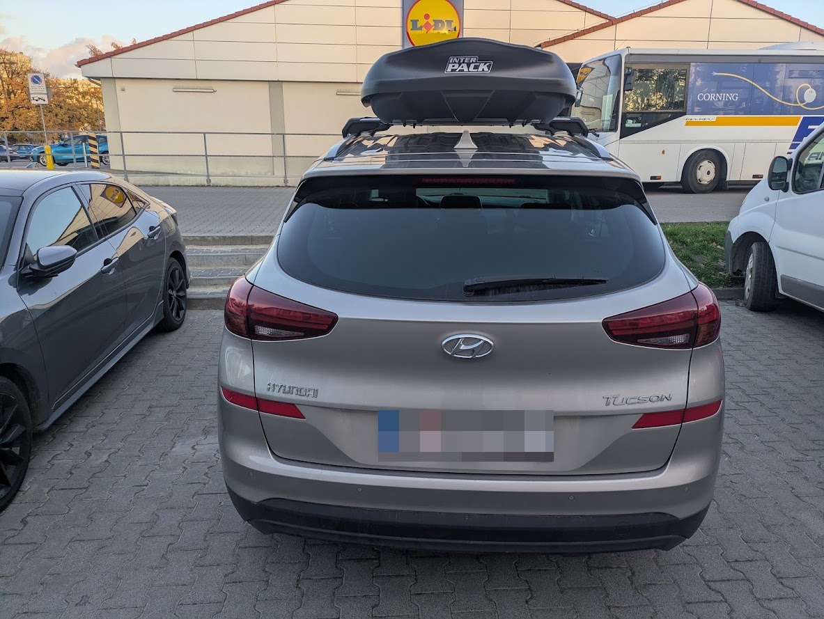 Tył Hyundaia Tucsona z boxem Skugga L 660 na bagażniku Mont Blanc Xplore