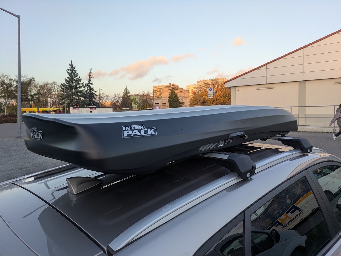 Mocowanie bagażnika Mont Blanc Xplore na relingach Hyundaia Tucsona pod boxem Skugga L 660