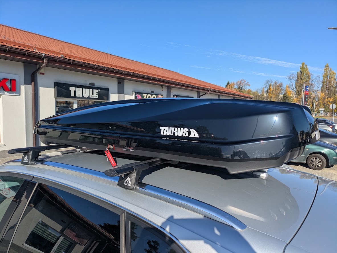Czarny box Taurus Strike 440 na belkach Aguri Runner na dachu Audi Q5 ? zbliżenie