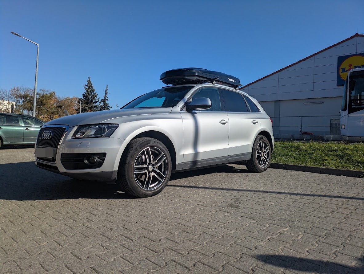 Audi Q5 z bagażnikiem Aguri Runner i boxem Taurus Strike 440 ? widok z przodu po montażu