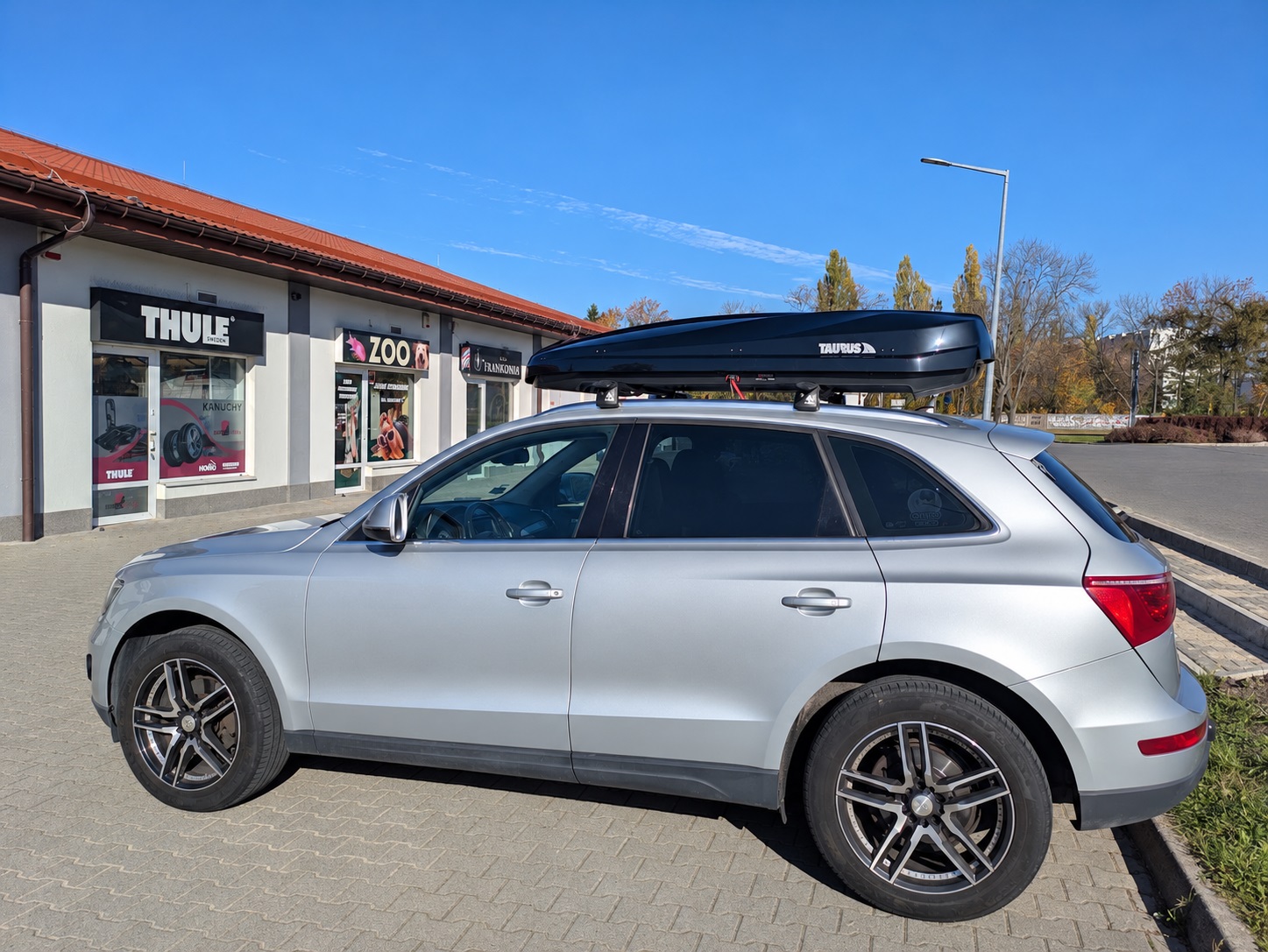 Boczny widok Audi Q5 z niskim boxem Taurus Strike 440 zamontowanym na belkach Aguri Runner