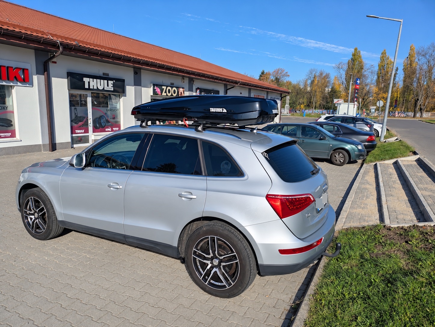 Audi Q5 8R z czarnym boxem Taurus Strike 440 widziane od tyłu po montażu w Boxcars Łódź