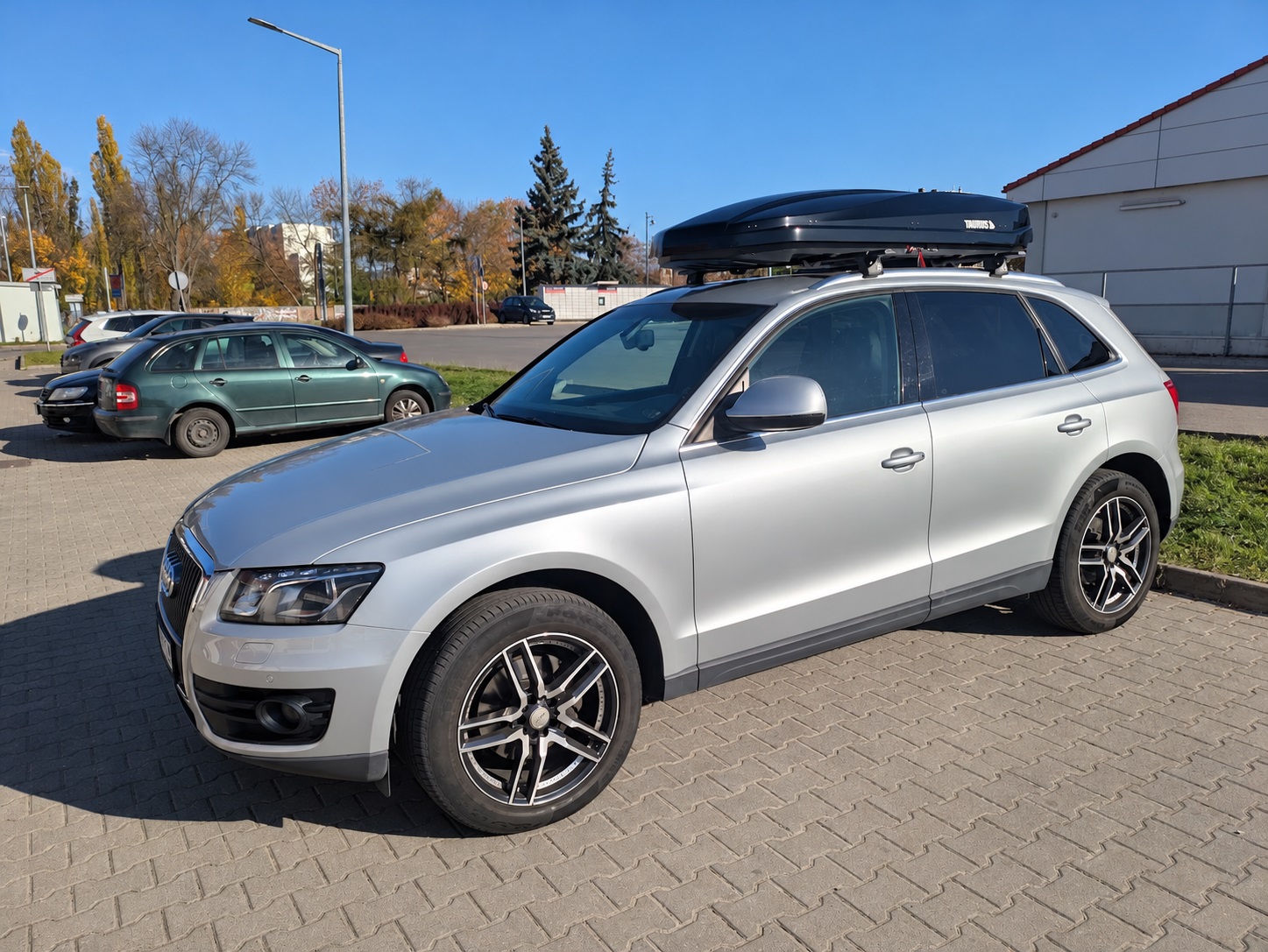 Audi Q5 8R z boxem Taurus Strike 440 i belkami Aguri Runner R2 C/D Black przed sklepem Boxcars w Łodzi
