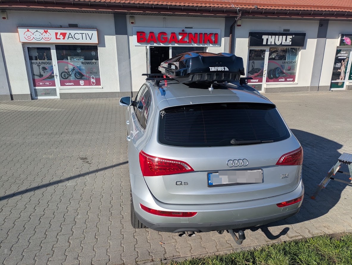Audi Q5 8R z boxem Taurus Strike 440 ? widok od tyłu przed sklepem Boxcars Łódź