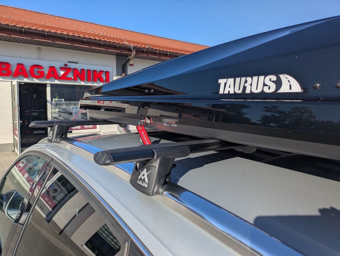 Mocowanie belek Aguri Runner R2 C/D Black na relingach zintegrowanych Audi Q5 i box Taurus Strike 440