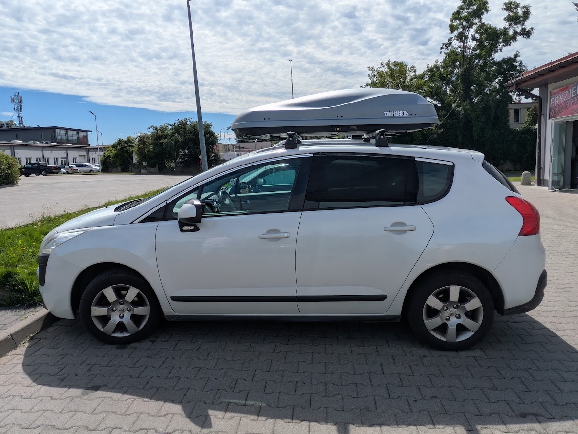 Szary box dachowy Taurus Altro 460 na białym Peugeocie 3008 ? widok z boku