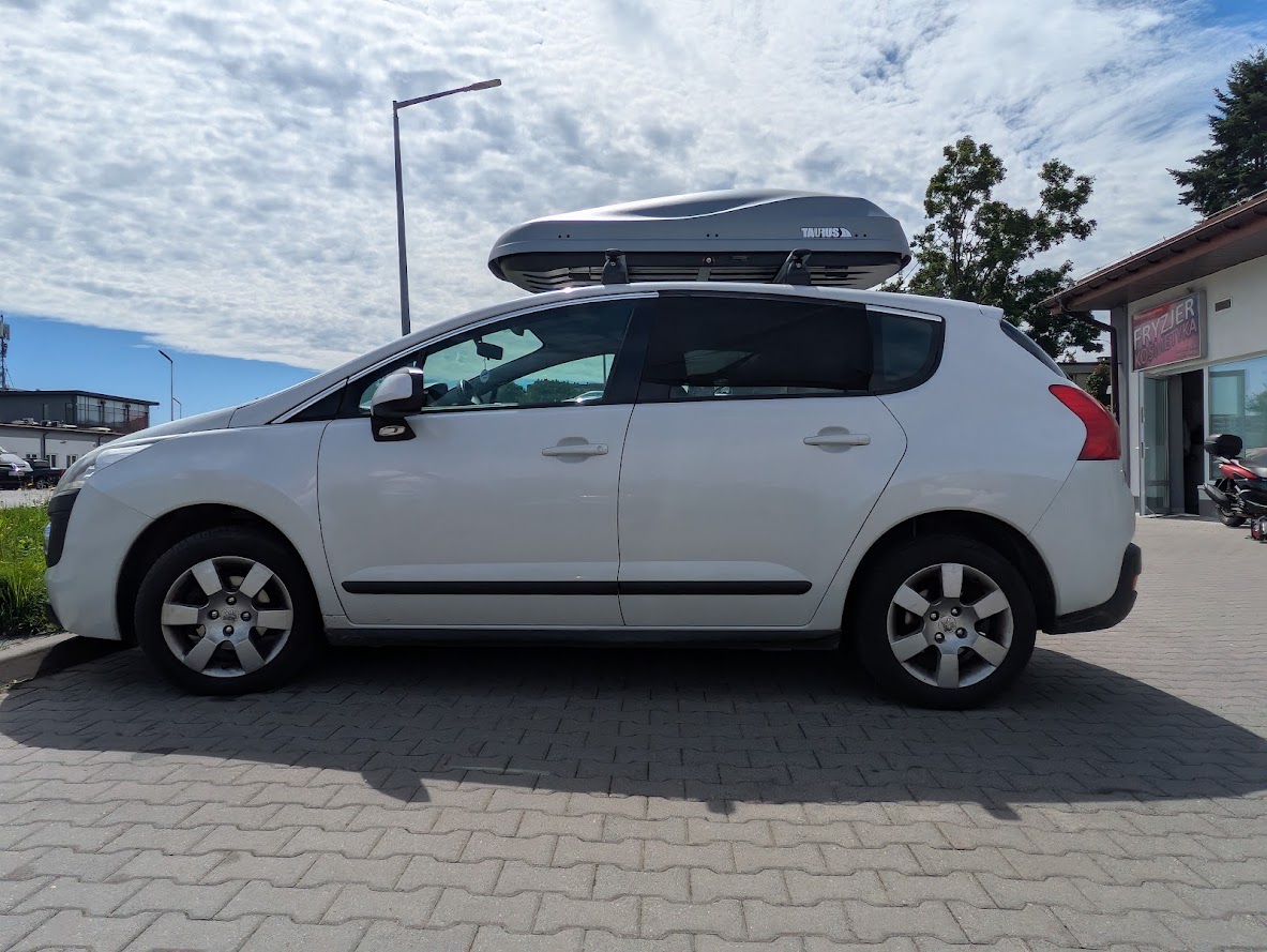 Taurus Altro 460 szary na belkach Mont Blanc w Peugeocie 3008 ? widok z niższej perspektywy