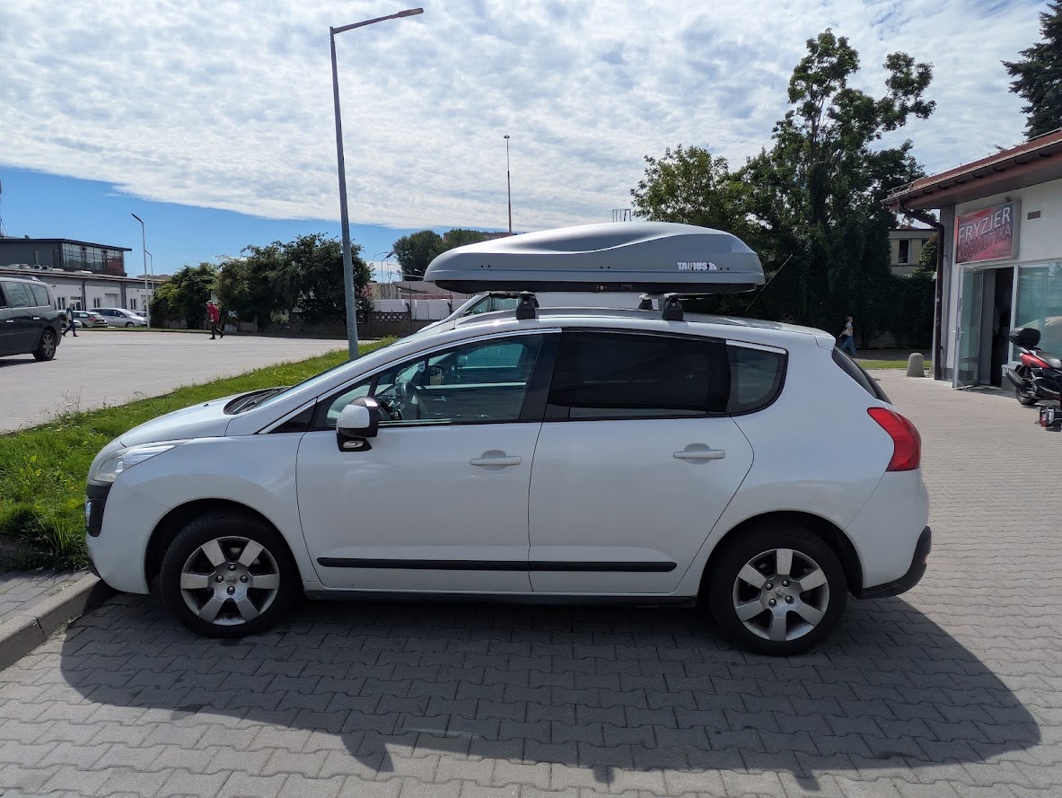 Peugeot 3008 z jasnym Taurusem Altro 460 ? sylwetka samochodu podczas przymiarki