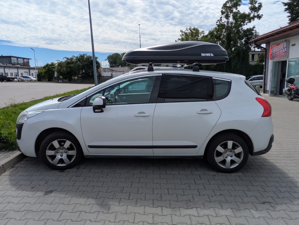 Taurus Altro 460 czarny matowy na białym Peugeocie 3008 ? kontrastowy zestaw dachowy