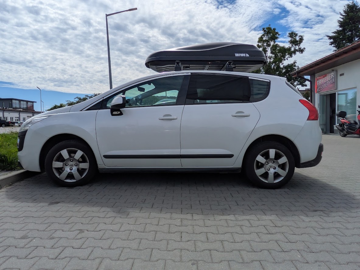 Czarny Taurus Altro 460 na Peugeocie 3008 ? widok boczny na box i belki Mont Blanc