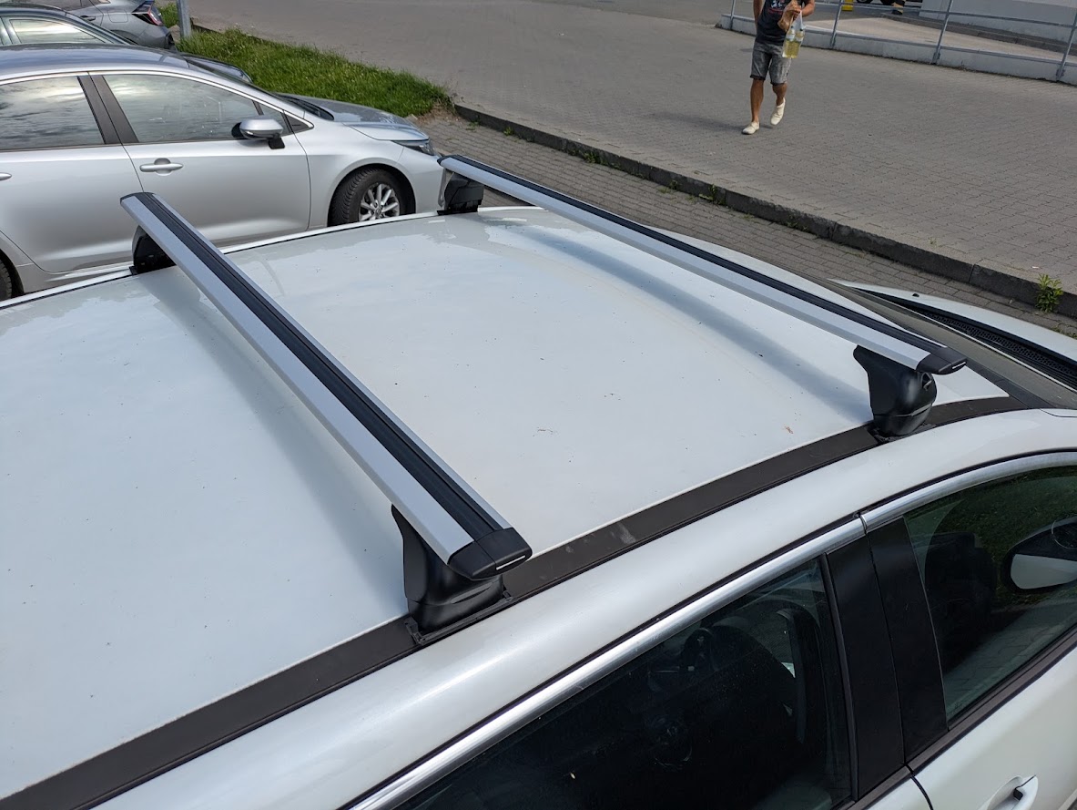 Dwie aluminiowe belki Mont Blanc AMC 5108 A49 na dachu Peugeota 3008 ? widok z góry