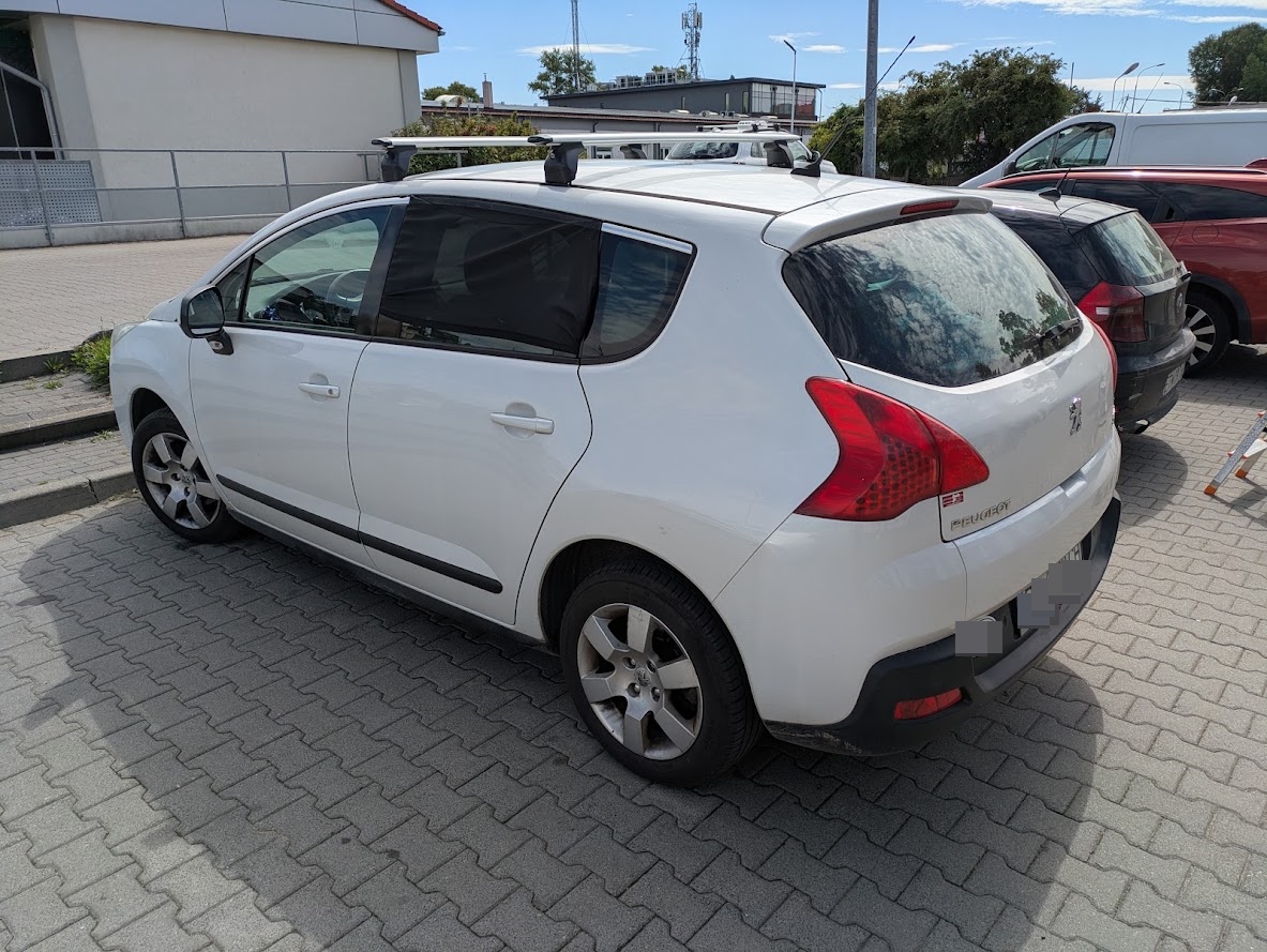 Peugeot 3008 2009?2016 z belkami Mont Blanc ? widok od lewego tylnego narożnika