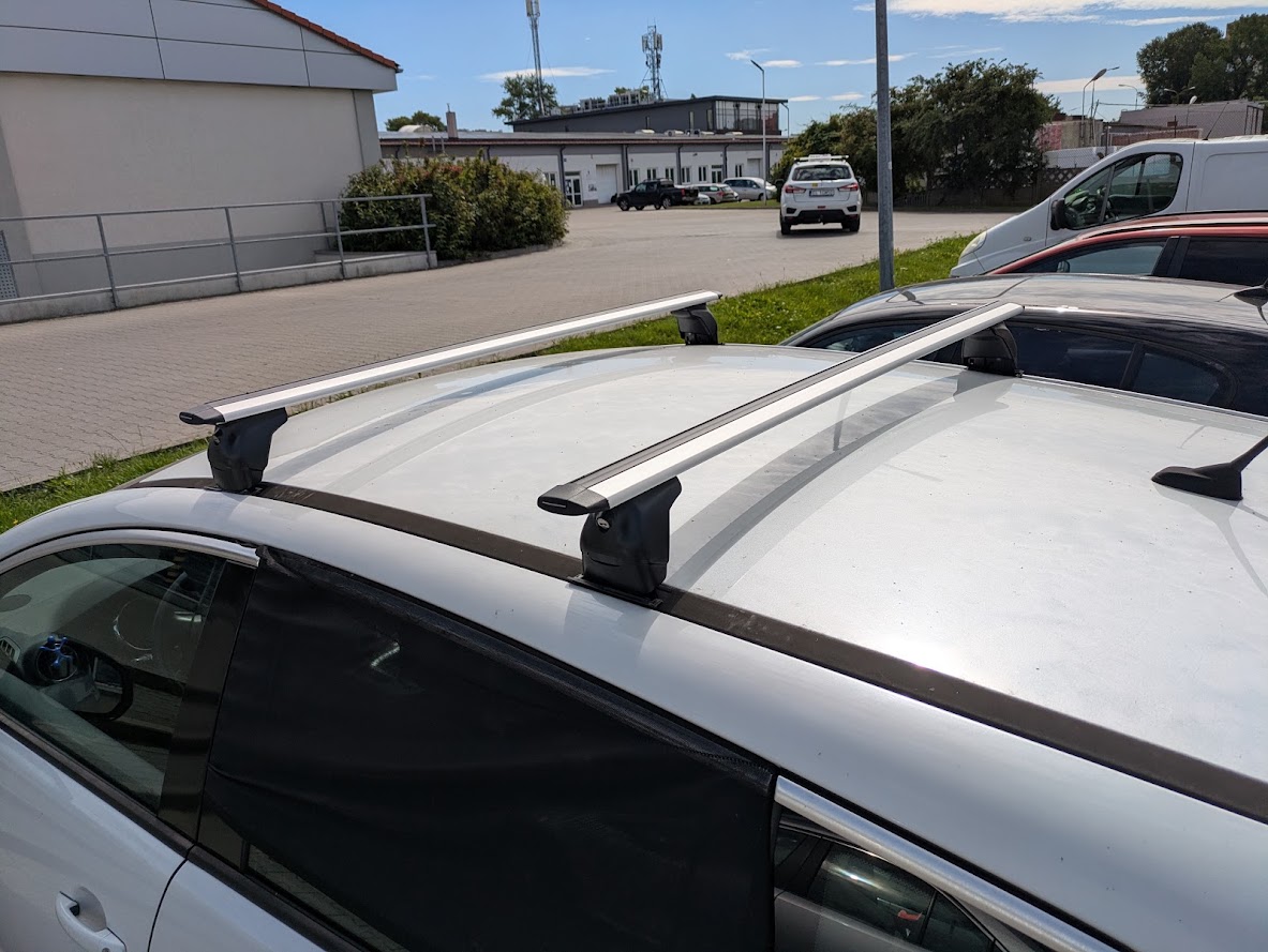 Aluminiowe belki A49 i stopy Mont Blanc AMC 5108 na białym Peugeocie 3008