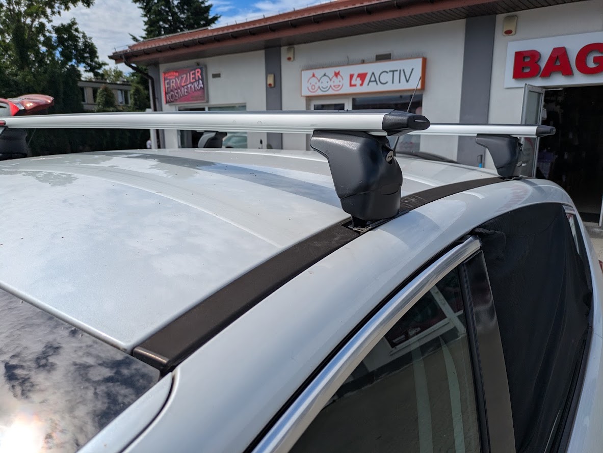 Zbliżenie stopy Mont Blanc z zamkiem przy listwie dachowej Peugeota 3008