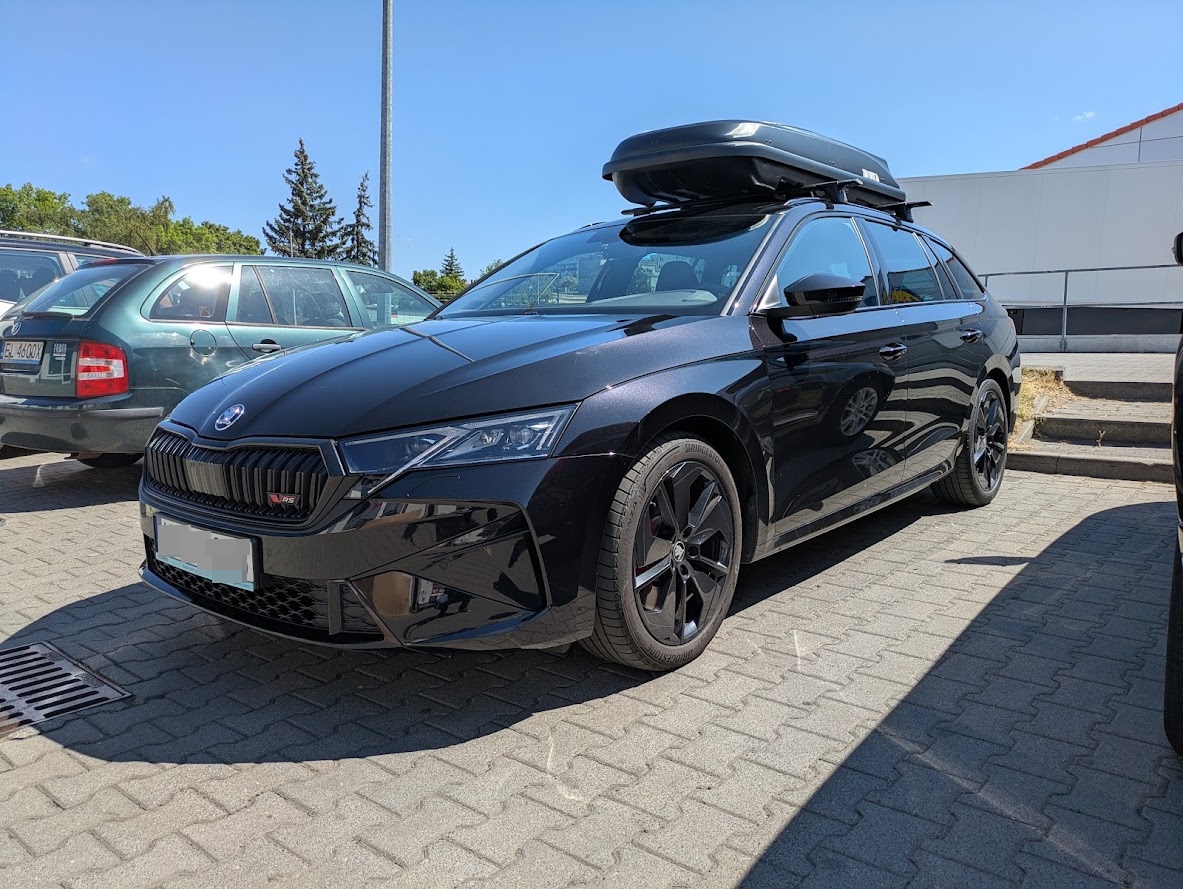 Skoda Octavia IV Kombi z bagażnikiem dachowym Aguri Runner R1C Black i boxem Taurus Xtreme 450