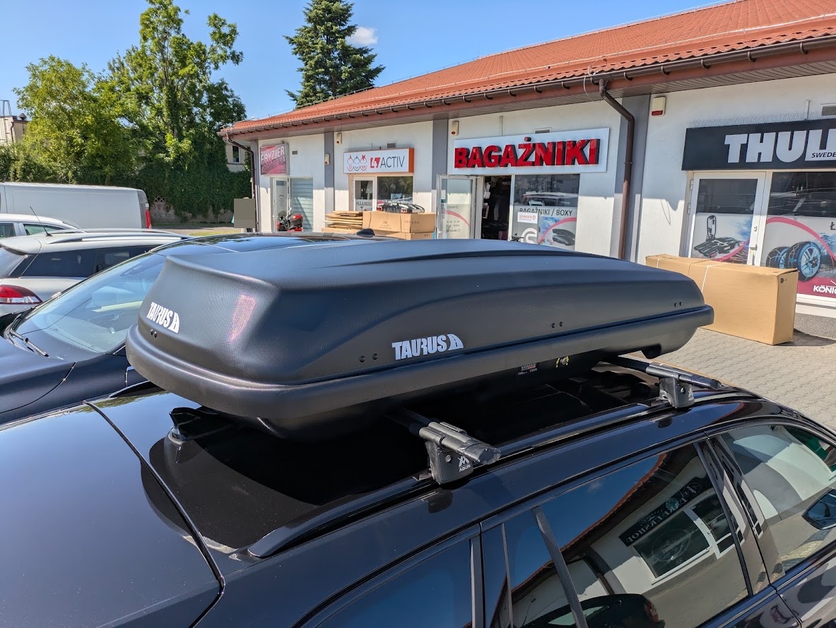 Aguri Runner R1C Black i Taurus Xtreme 450 na czarnej Skoda Octavia IV Kombi