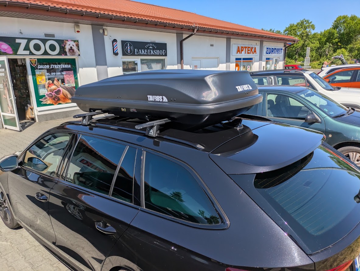 Bagażnik bazowy Aguri Runner R1C Black pod box dachowy w Skoda Octavia MK IV Kombi