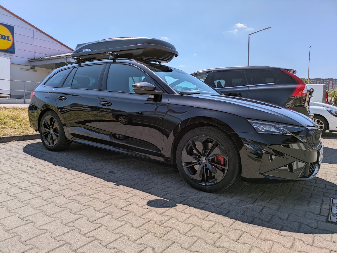 Box dachowy Taurus Xtreme 450 zamontowany na Skoda Octavia IV Kombi
