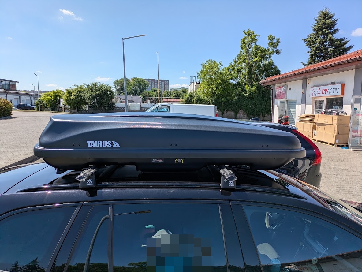 Czarna Skoda Octavia MK IV Kombi z boxem dachowym Taurus Xtreme II 450